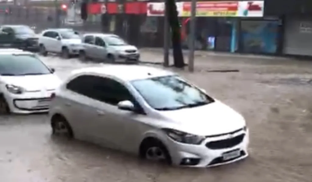 Temporal alaga Centro de Curitiba e faz ruas virarem rios; veja vídeos