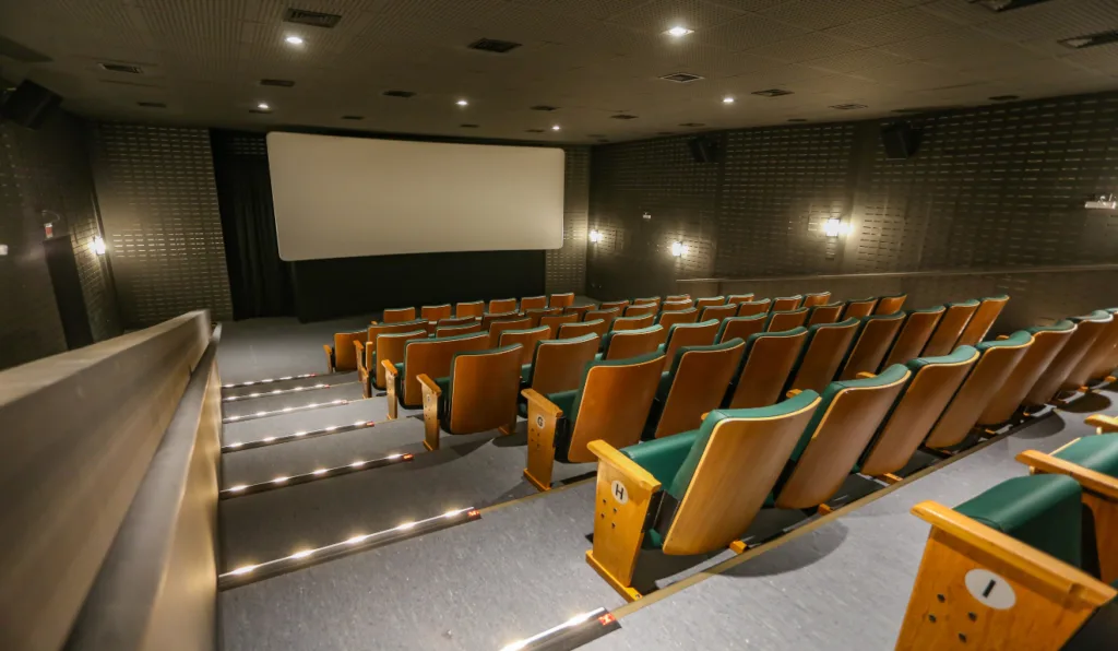Sala de cinema de rua, Cine passeio, recebe sessões de filmes indicados ao Oscar.