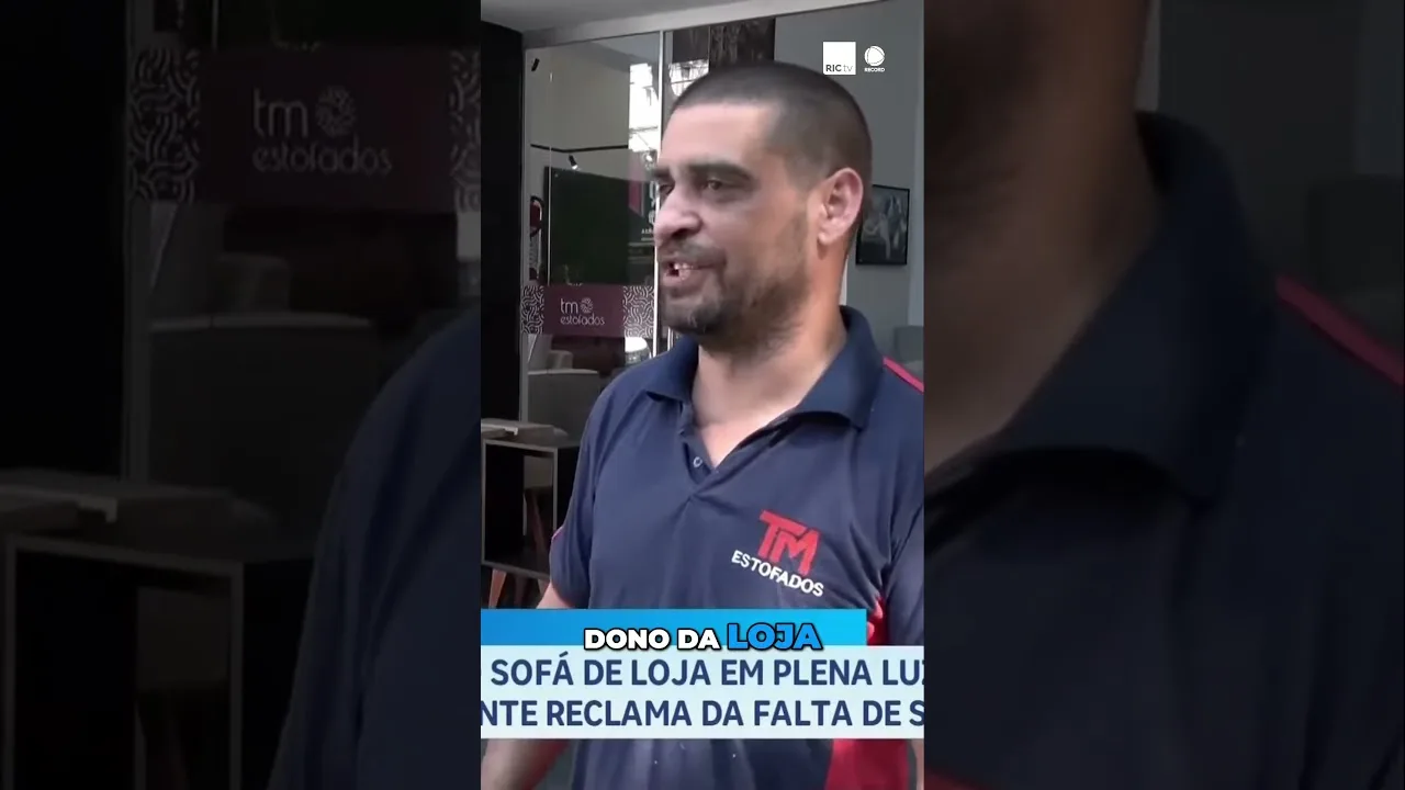 Homem dorme no sofá de loja, em plena luz do dia; comerciante reclama da falta de segurança