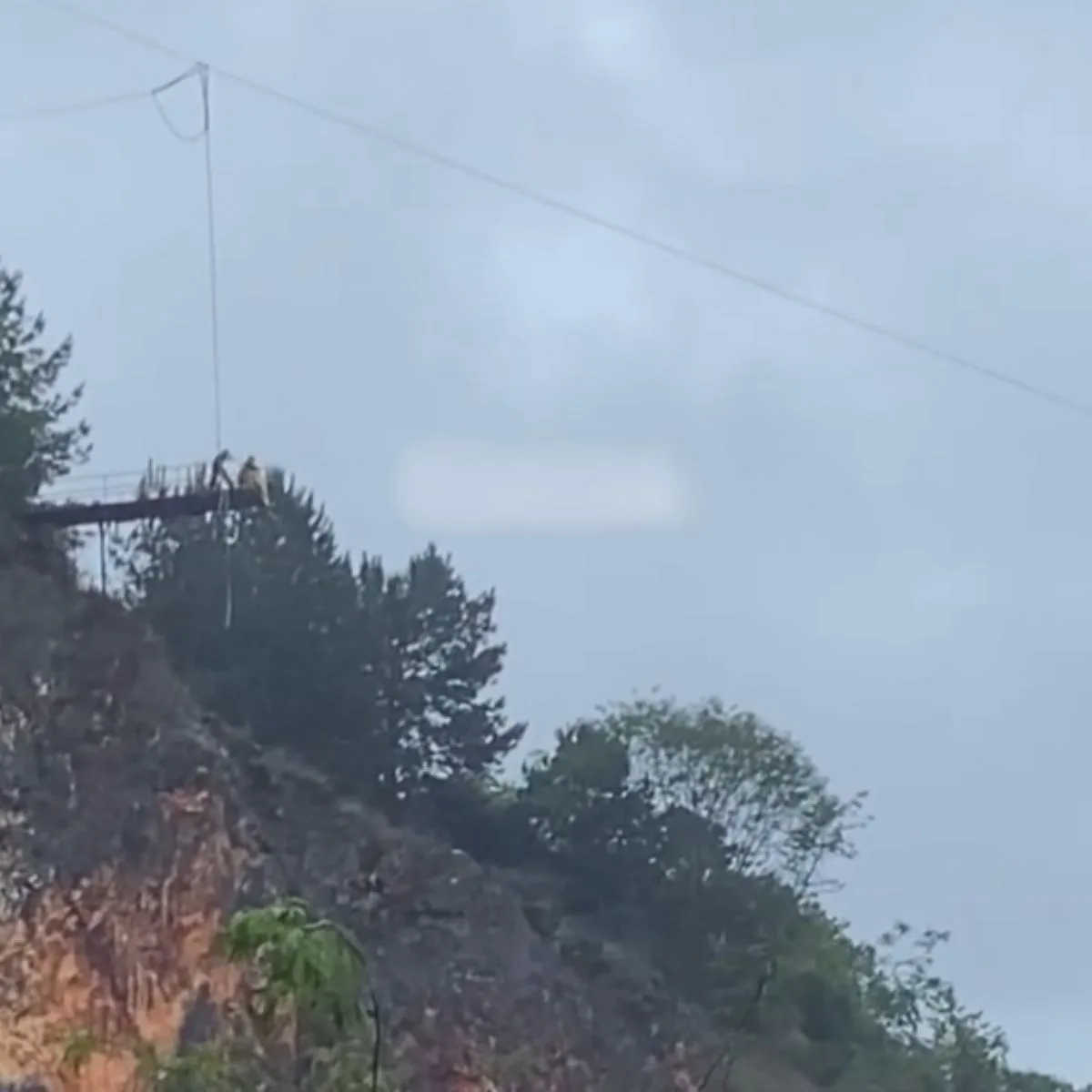Jovem que também saltou de bungee jump filmou o local pouco antes de tragédia