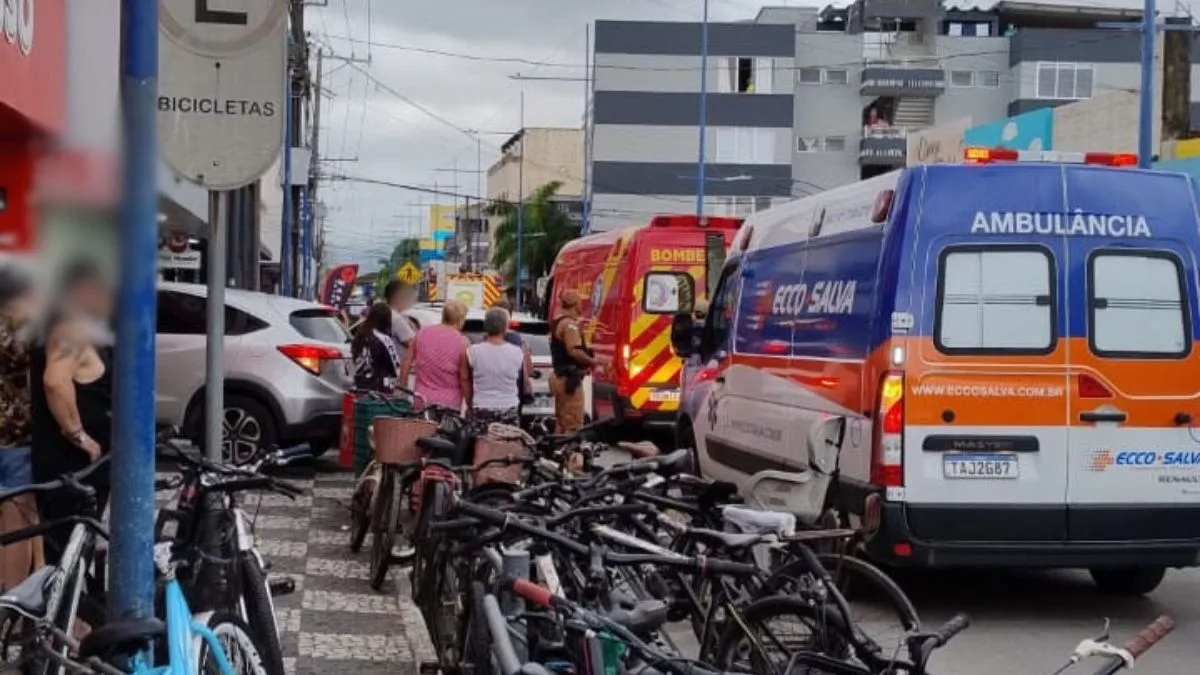 Trabalhador cai de telhado enquanto limpava calha de loja no centro de Matinhos