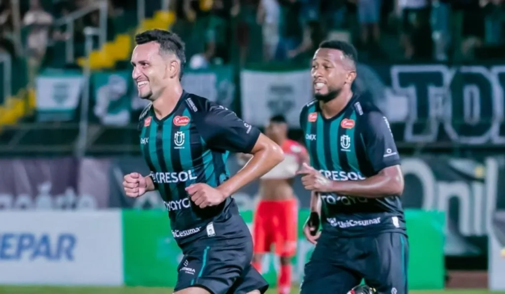 jogadores do maringá em campo