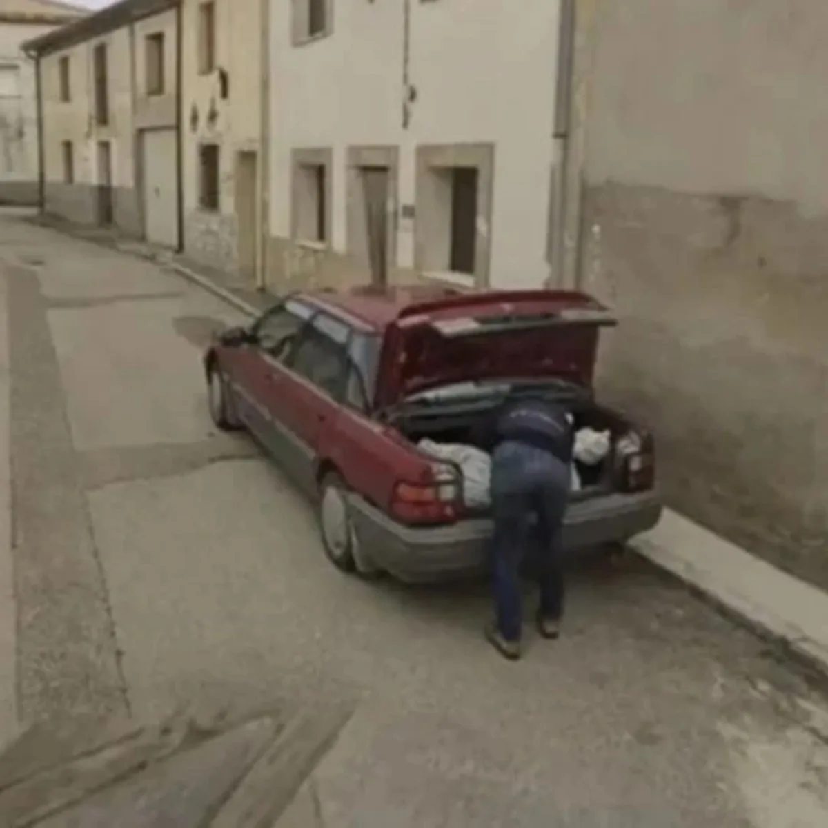 Google Maps flagra homem tentando “desovar” corpo e casal termina preso