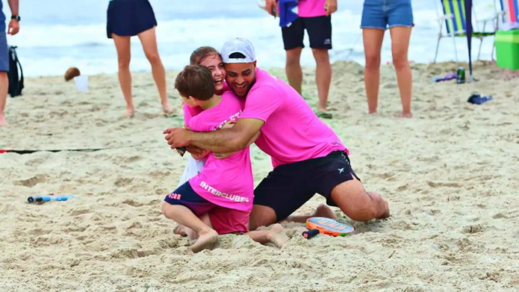 Beach tennis para crianças ajuda no desenvolvimento e na formação do espírito esportivo