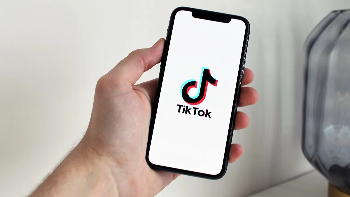 A Comissão Europeia abriu um processo formal nesta terça-feira (17) contra o TikTok. A plataforma teria deixado de avaliar e limitar os riscos relacionados às eleições, especialmente a votação presidencial romena no mês passado.