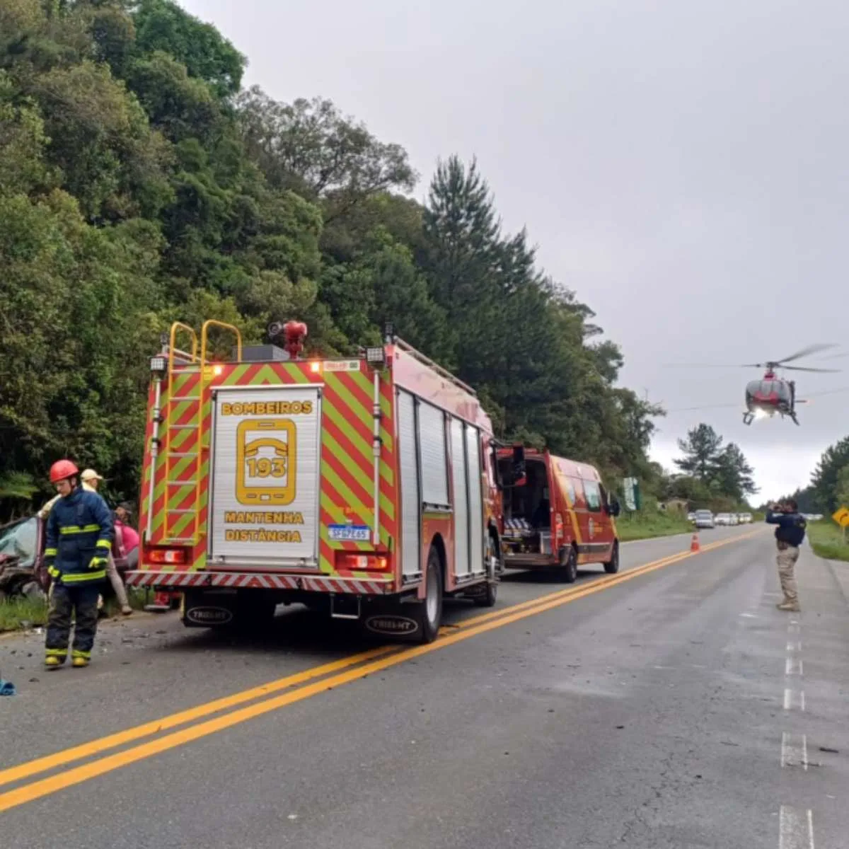 Acidente com 5 feridos bloqueia rodovia e mobiliza helicóptero em Colombo; vídeo