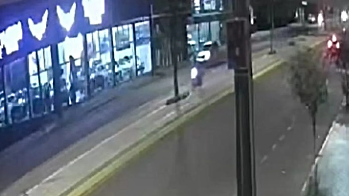 O grave acidente que causou a morte de uma criança de três anos, em Toledo, no oeste do Paraná, na noite de quarta-feira (18), foi registrado por uma câmera de segurança. Nas imagens, é possível ver a moto invadindo a ciclovia e batendo em uma árvore (assista abaixo).