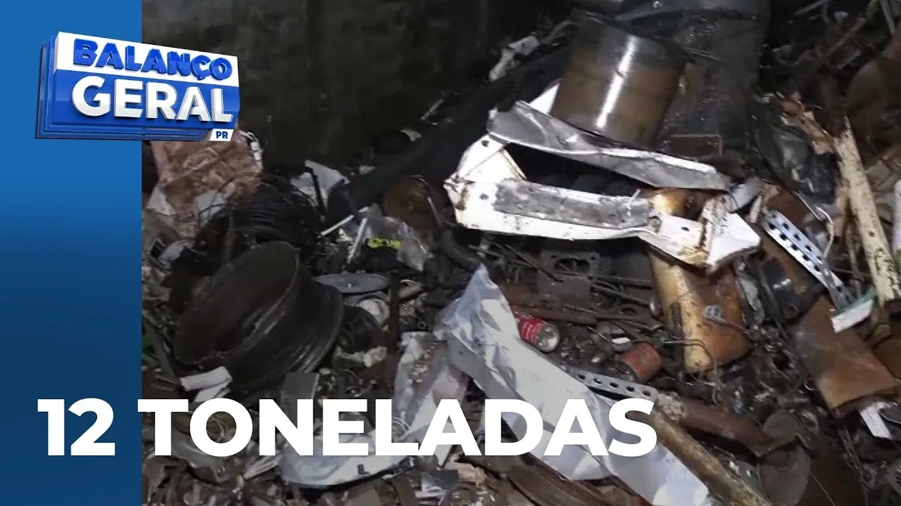 Caminhão com 12 toneladas de sucata tomba após apresentar problema mecânico no Contorno Norte