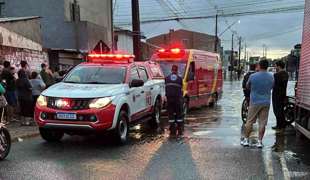 Polícia e ambulância em ocorrência