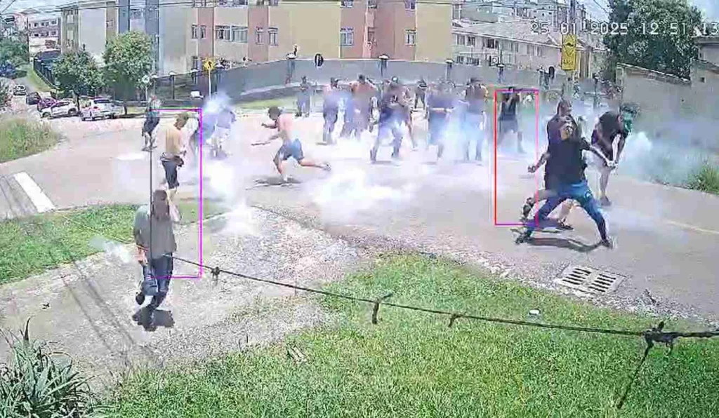 Torcedores brigam antes de Atletiba em Curitiba; torcidas organizadas.