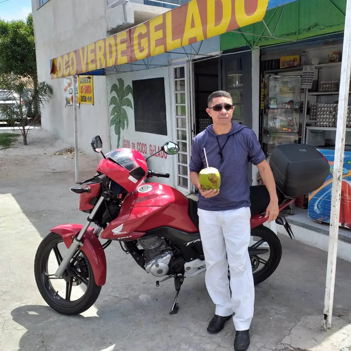 O motociclista que morreu em um acidente com um carro da Prefeitura de Curitiba, na manhã desta quinta-feira (14), foi identificado pela polícia. Carlos de Oliveira Porto, de 55 anos, era viúvo e deixa uma filha adolescente. Ela já havia perdido também um filho. A família ainda não divulgou informações sobre o velório e o sepultamento.