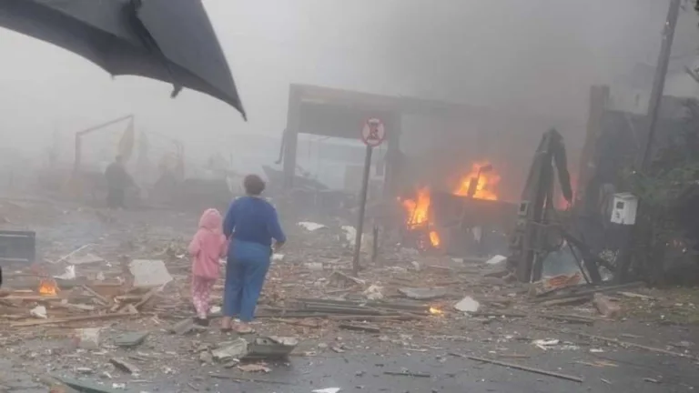 Avião cai em Gramado e atinge casas e lojas, no Rio Grande do Sul