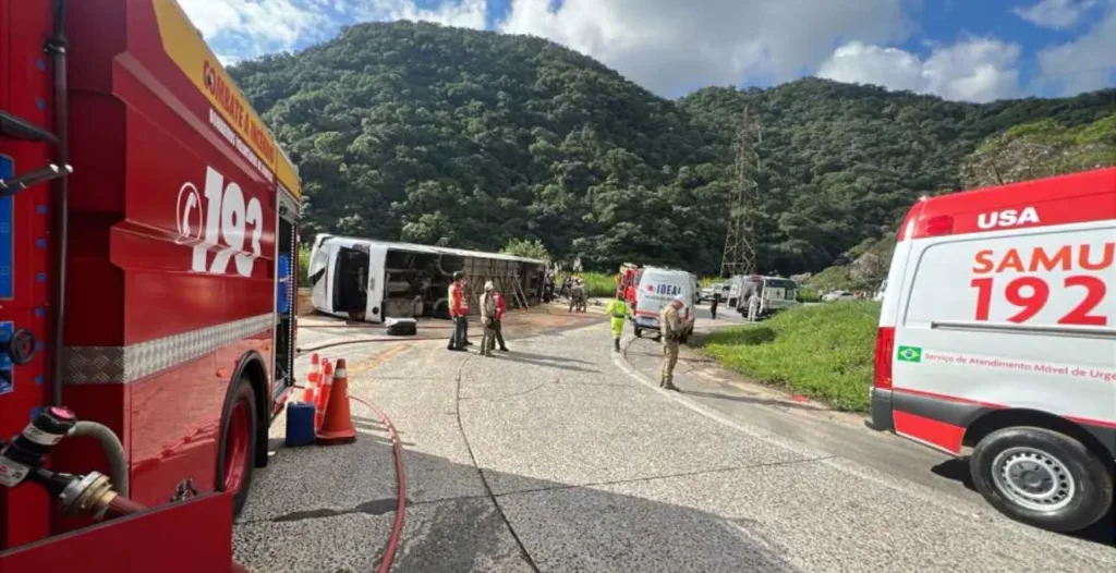 O acidente ocorreu na SC-418, interrompendo o trânsito; helicóptero ajudou no resgate