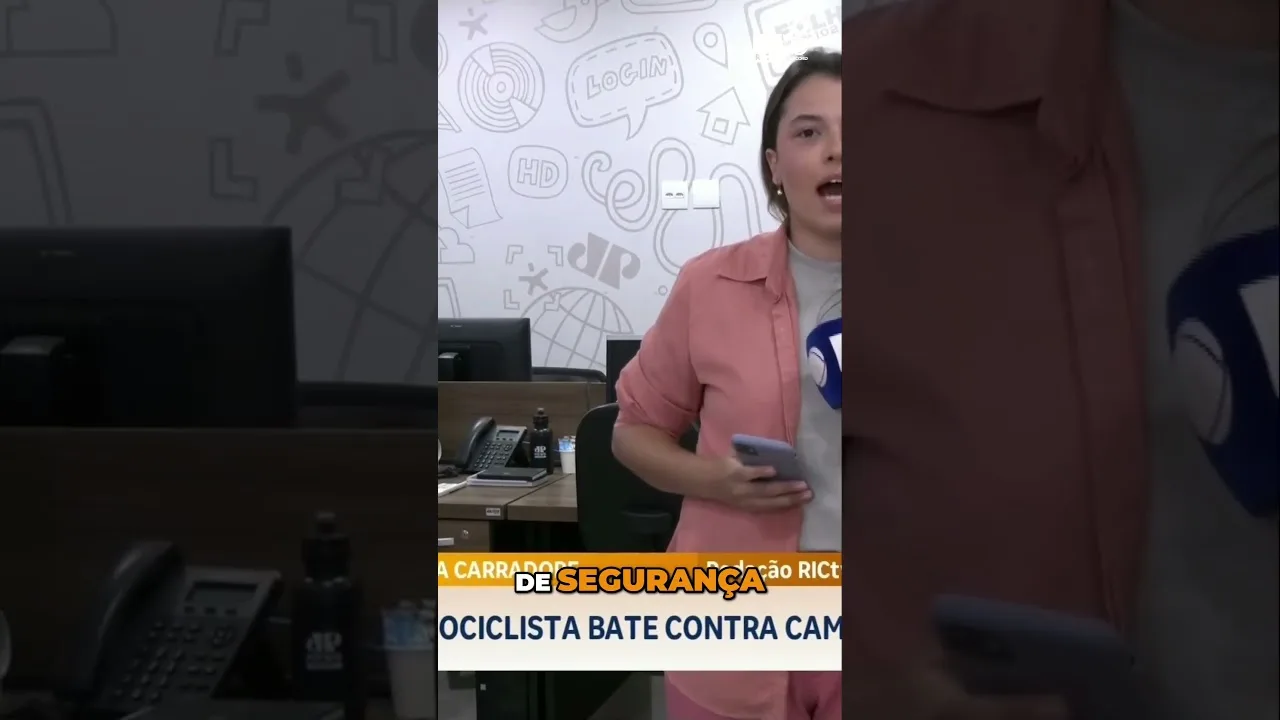 Motociclista bate contra caminhão e fica em estado grave