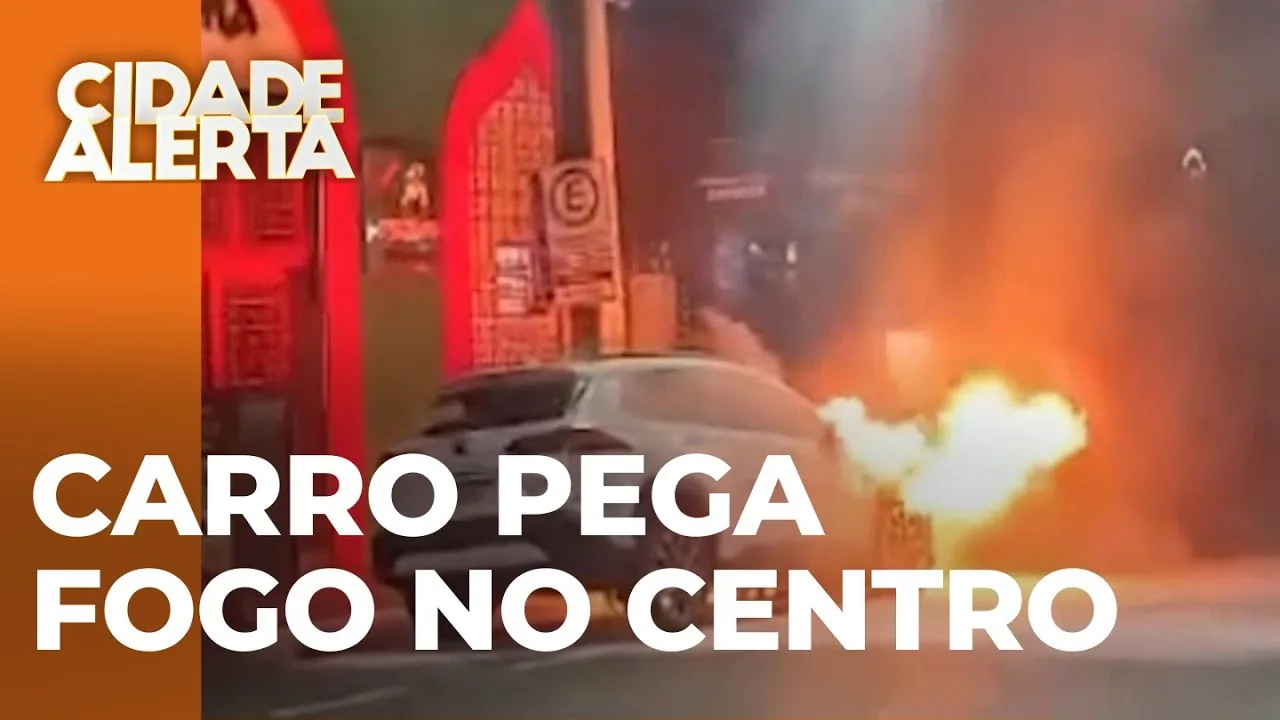 Carro pega fogo no centro de Londrina e provoca correria