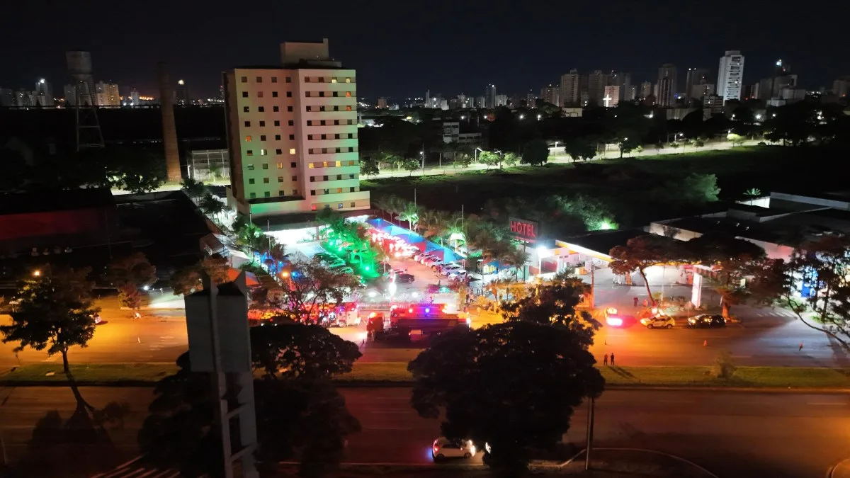 Um incêndio em um hotel na região central de Maringá, no norte do Paraná, deixou sete pessoas feridas na madrugada desta sexta-feira (10). De acordo com o Corpo de Bombeiros, uma das vítimas teve queimaduras nas vias aéreas após inalar fumaça aquecida e está em estado grave. Conforme as primeiras informações, o incêndio teve início em um quarto do terceiro andar do prédio, devido a um problema com um carregador de celular.