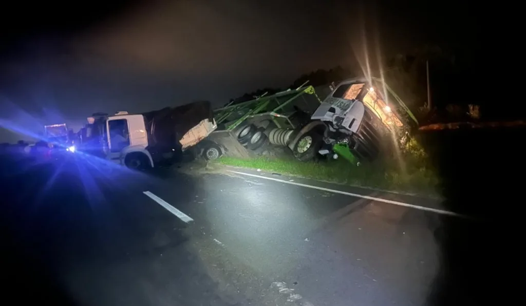 Colisão entre caminhões aconteceu na noite desta terça-feira (21) 