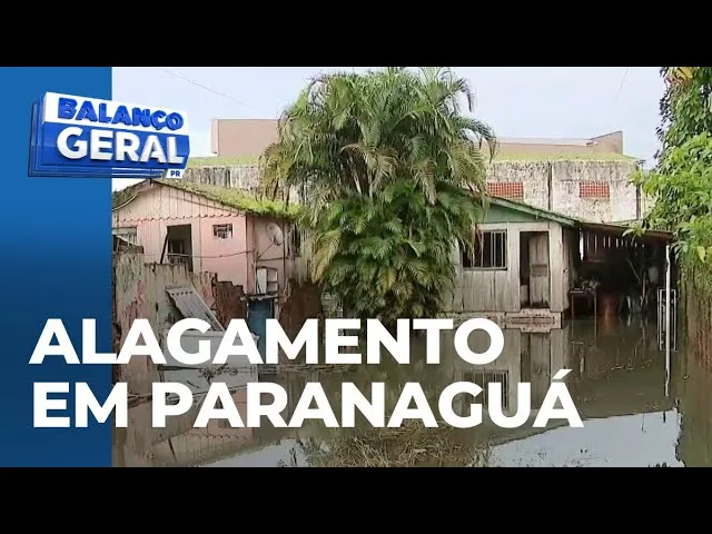 Moradores foram surpreendidos de madrugada com a água invadindo ruas, casa e empresas