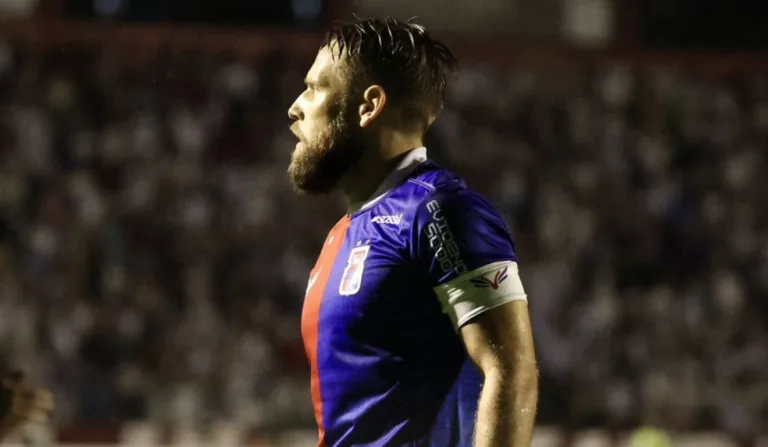 jogador do paraná clube durante uma partida