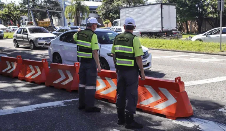 Agentes de trânsito organizando o bloqueio das ruas do show de Twenty One Pilots