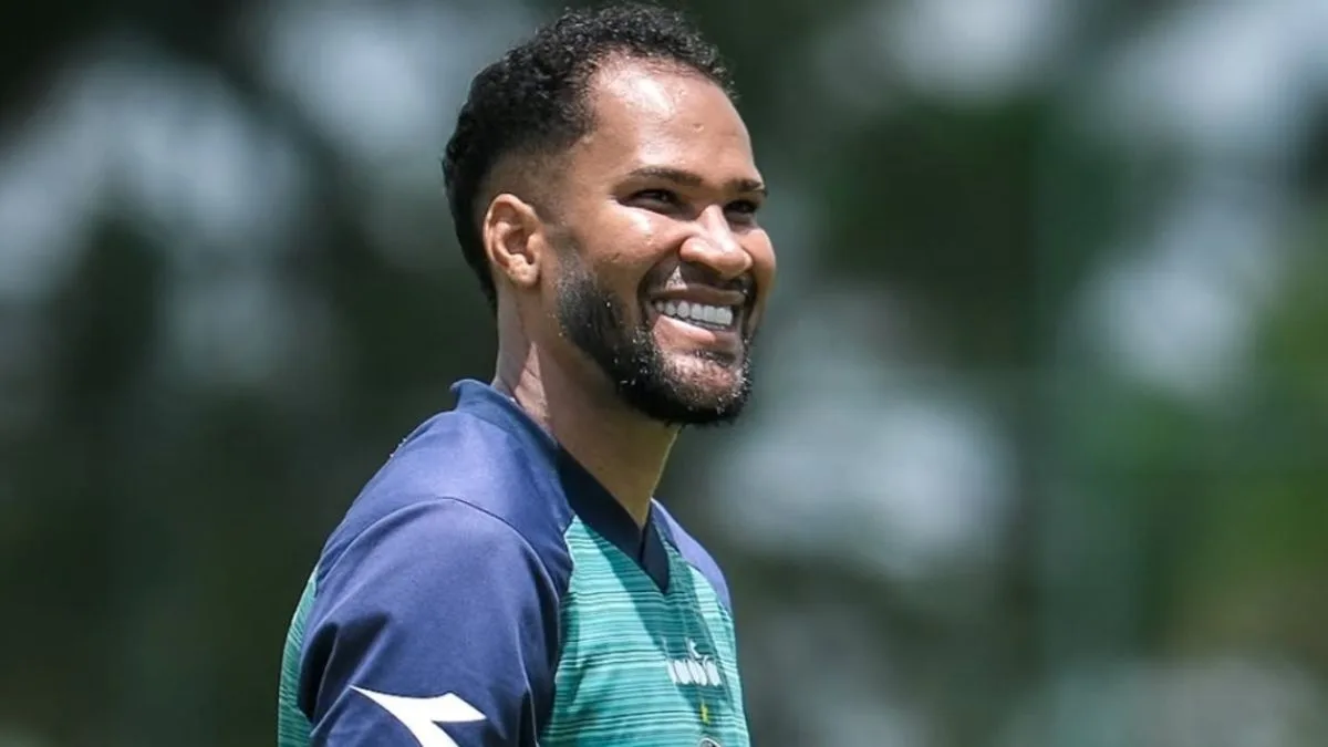 Everaldo chega no Coritiba por empréstimo do Vitória