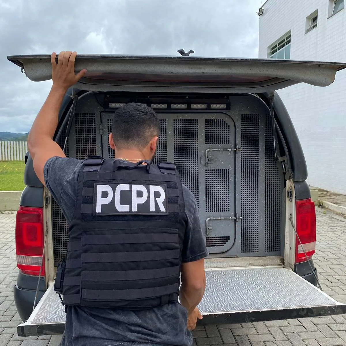 A Polícia Civil do Paraná (PCPR), em apoio à Polícia Militar do Mato Grosso (PCMT), prendeu um homem, de 51 anos, por um quádruplo homicídio ocorrido no dia 15 de setembro deste ano, em Tangará da Serra, no Estado do Mato Grosso. A prisão aconteceu na segunda-feira (21), em Curitiba. 