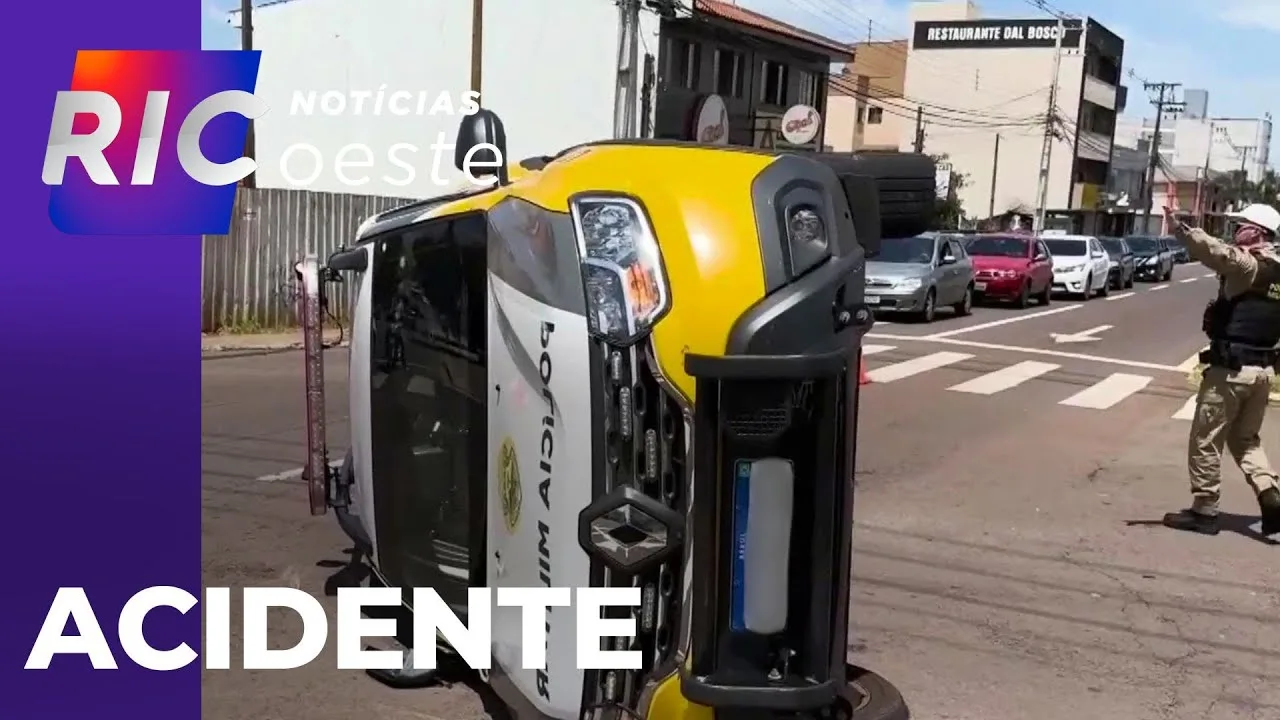Viatura da PM capota no centro de Cascavel; veículo se deslocava em direção a uma ocorrência