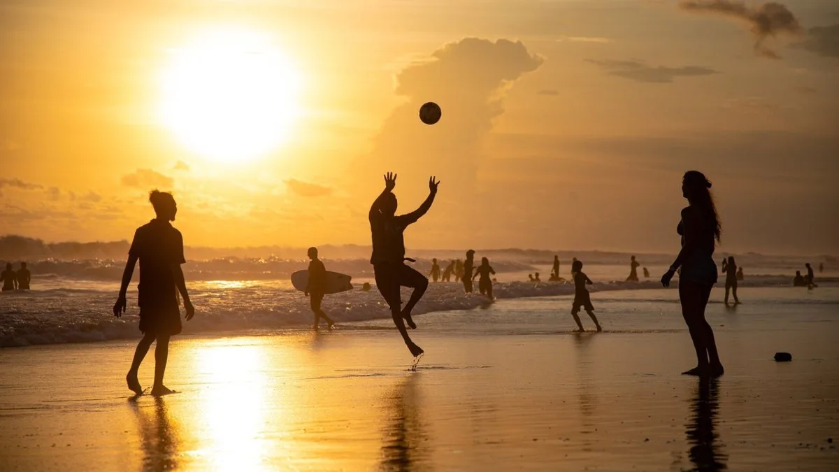 Praticar esportes na praia é saudável, mas é preciso cuidados especiais (Foto: Pixabay)