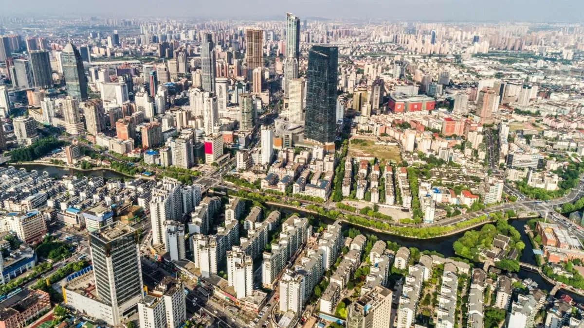 condomínios e prédios dispostos em paisagem