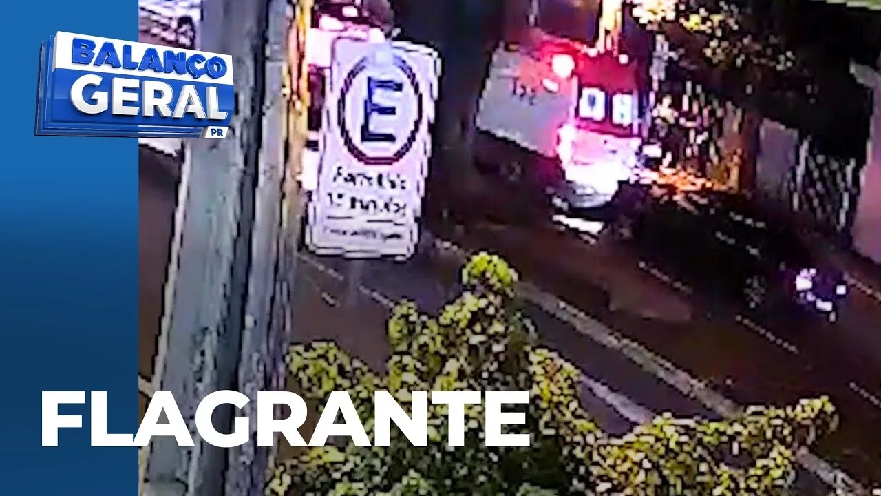 Carro perde o freio e bate na traseira de ambulância do SAMU no centro de Maringá