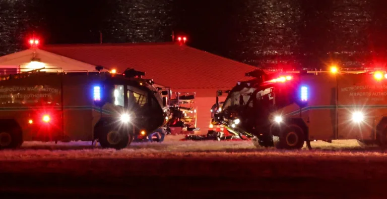 resgate de corpos do acidente entre helicóptero militar e avião comercial em Washington, nos EUa