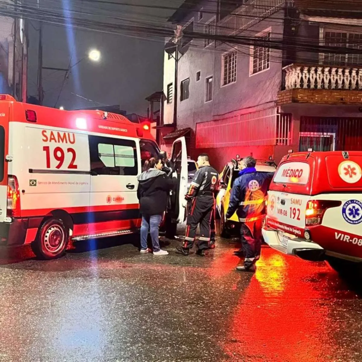 A Polícia Civil do Paraná (PCPR) prendeu um homem, de 38 anos, suspeito de envolvimento em uma chacina em um bar que resultou na morte de duas pessoas, de 20 e 36 anos, e deixou outras seis pessoas, com idades entre 16 e 41 anos, feridas. O suspeito foi preso nesta quinta-feira (31), em Fazenda Rio Grande, na Região Metropolitana de Curitiba.