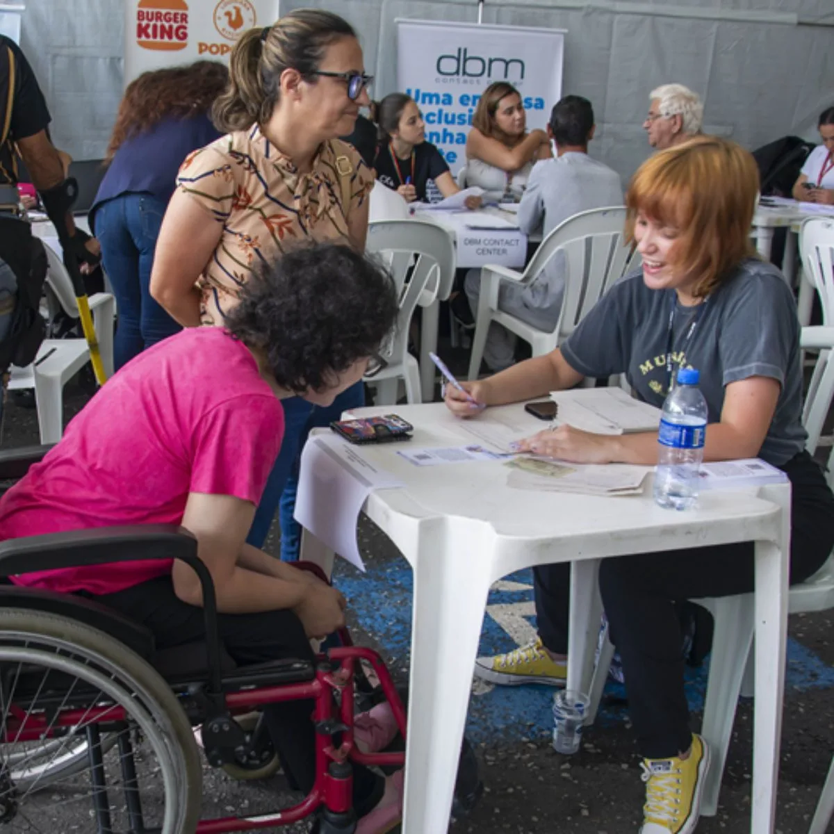 Acontece na quarta-feira (27) mais uma edição do mutirão de Empregabilidade da Pessoa com Deficiência, promovida pelo . A próxima feira de empregos acontecerá na quarta-feira (27/11), no Departamento dos Direitos da Pessoa com Deficiência (DPCD) da Prefeitura de Curitiba. A ação acontece no bairro Cristo Rei e conta com intérpretes de Língua Brasileira de Sinais (Libras) à disposição para mediar o contato dos candidatos surdos com os recrutadores.