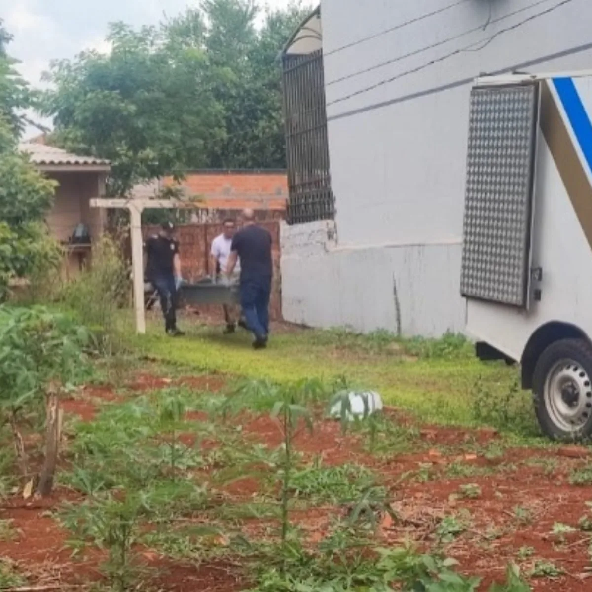 Uma idosa de 61 anos foi assassinada dentro de sua casa na manhã desta quarta-feira (20), em Toledo, no oeste do Paraná. De acordo com as informações da Polícia Militar do Paraná (PMPR), Rosa Lewandowski foi agredida até a morte por um homem de cerca de 40 anos, que já a assediava há alguns dias. O suspeito fugiu após o crime e ainda não foi encontrado.