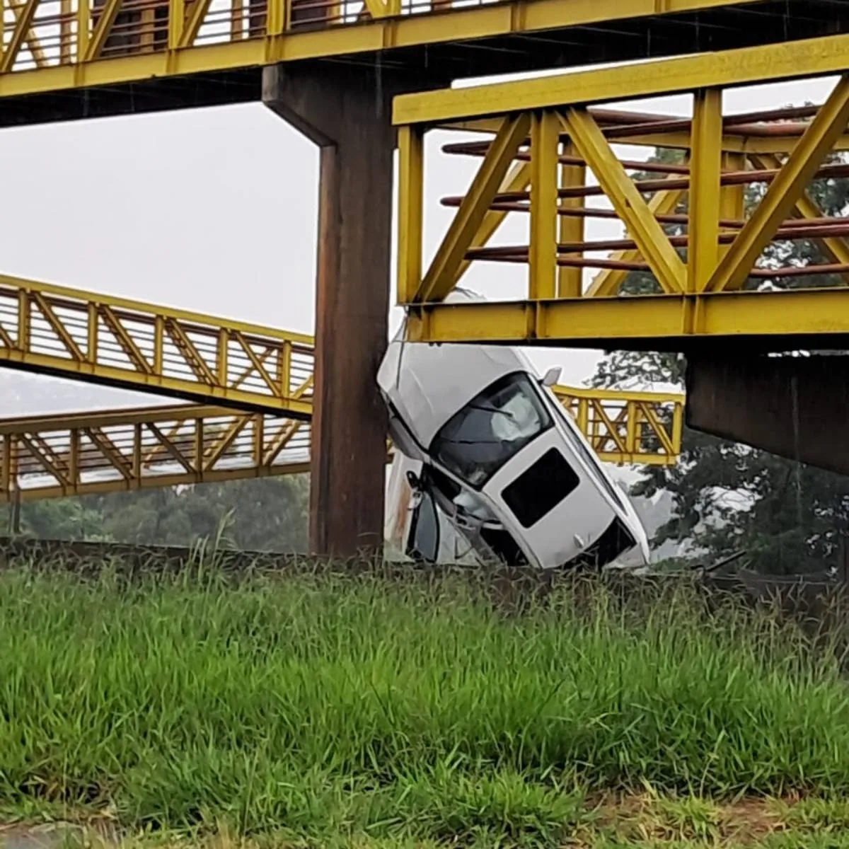 BMW fica 'em pé' após acidente em passarela na BR-376