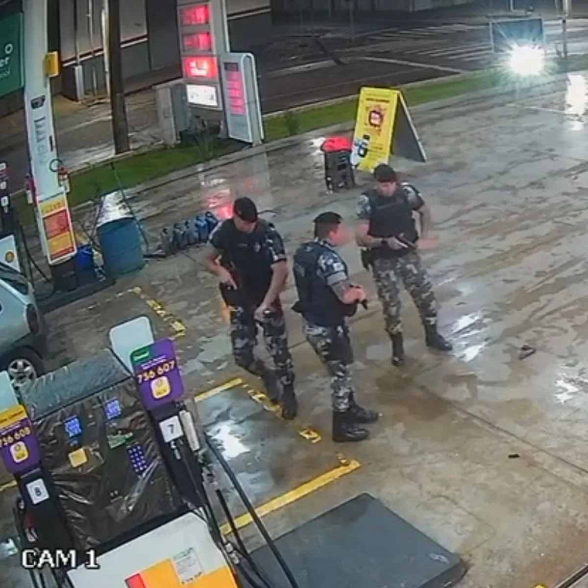 Vídeo mostra homem sendo baleado após apontar arma para funcionária de posto