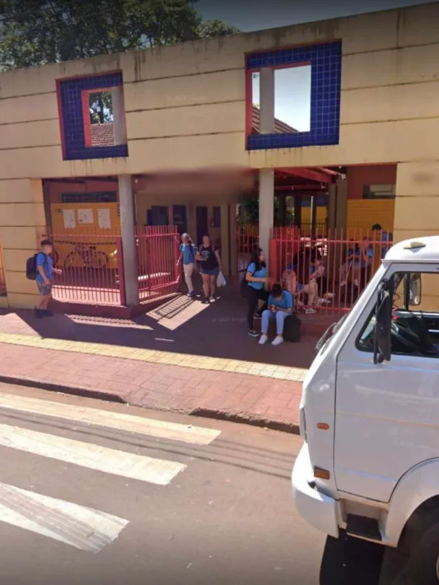 Aluna esfaqueia dois estudantes durante briga em banheiro de escola no PR