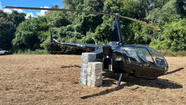 A Polícia Federal (PF) realizou na manhã desta terça-feira (15) a Operação Heliport, que tem como alvos membros de de uma organização criminosa que trazia drogas do exterior. A operação, conduzida pela PF de Londrina, cumpriu nove mandados de busca e apreensão e um mandado de prisão preventiva nos estados do Paraná, São Paulo, Santa Catarina e Distrito Federal. Além disso, a Justiça determinou o sequestro de bens e valores dos investigados até o limite de R$ 100 milhões, além do bloqueio de contas bancárias das pessoas e empresas envolvidas. 