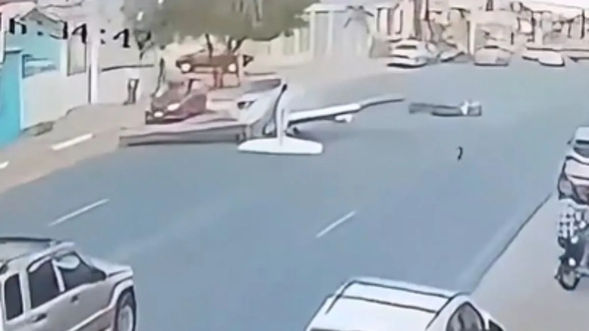 Avião cai em rua movimentada e deixa dois mortos; veja ao vídeo