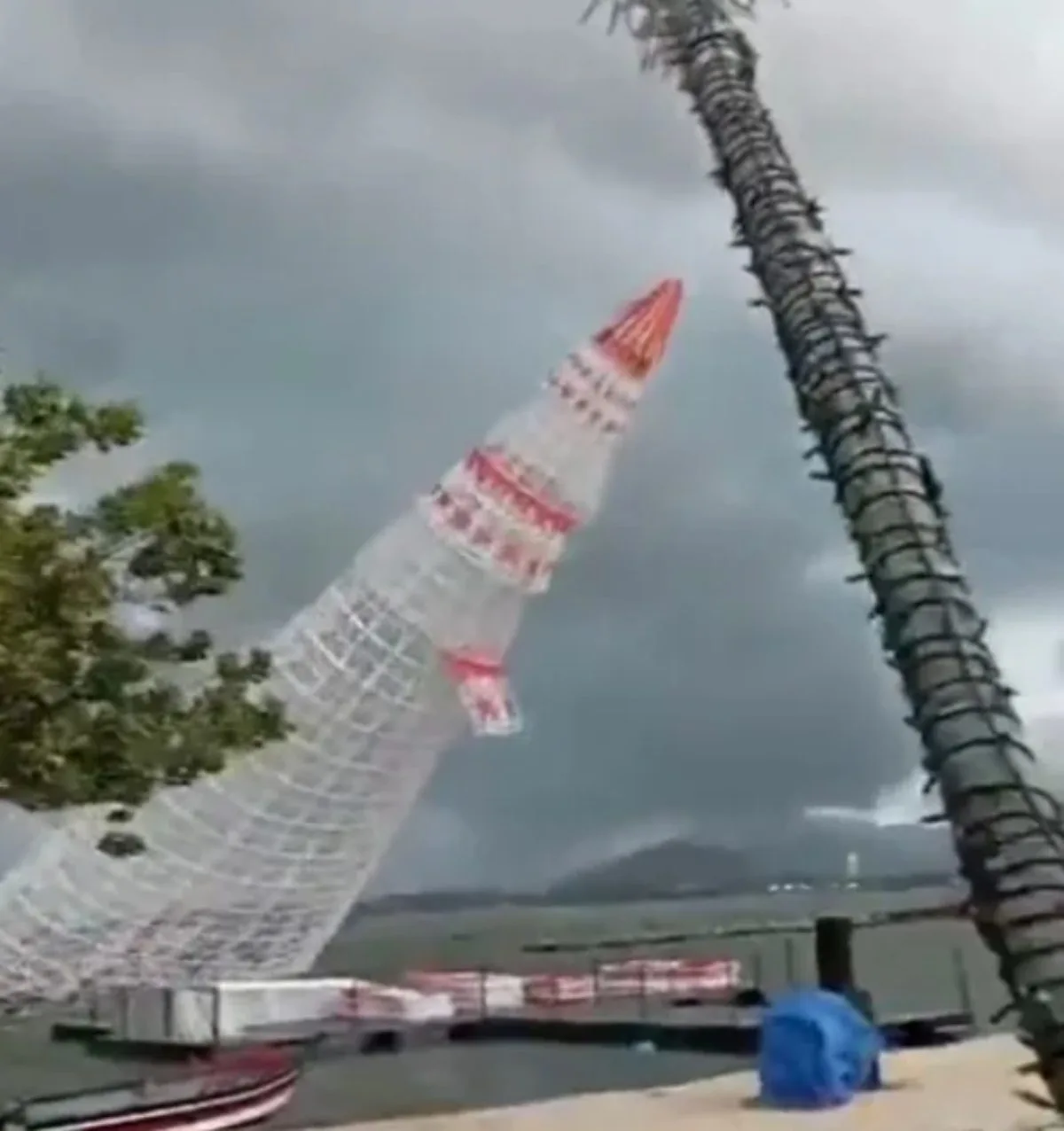 Queda de árvore de Natal: morte de jovem que trabalhava na montagem é investigada