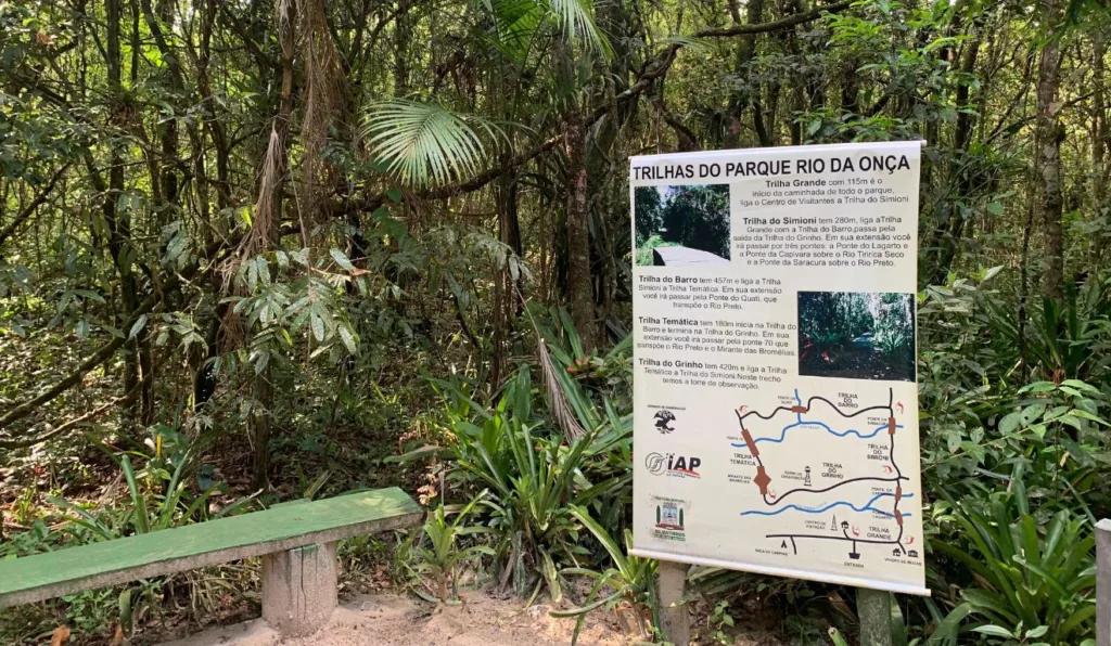 natureza e uma placa sobre a trilha do parque