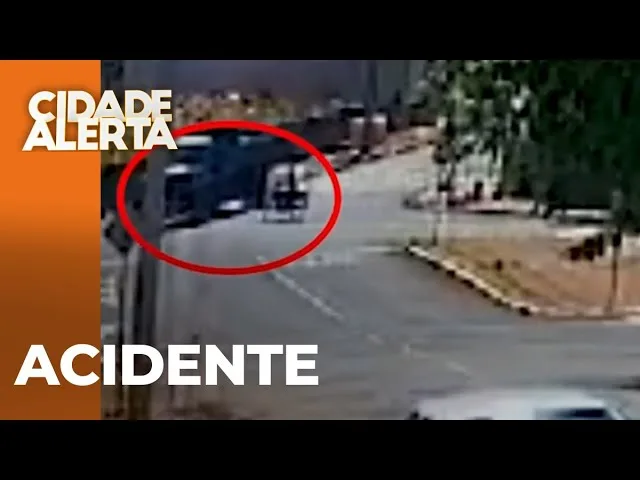 Motociclista bate contra caminhão e fica em estado grave