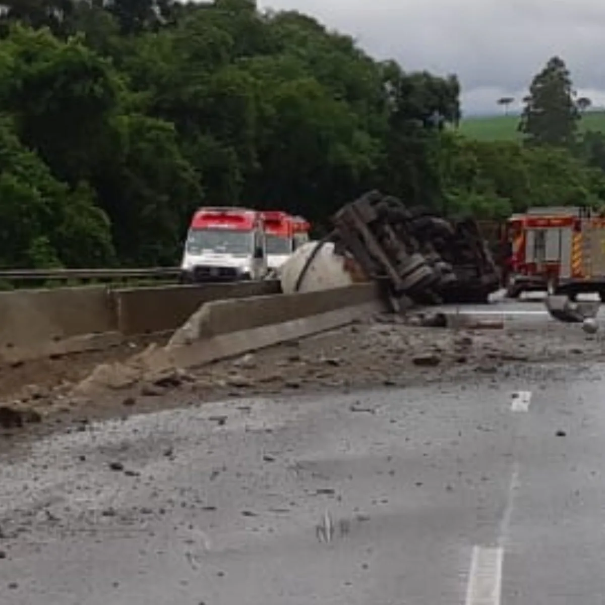 Caminhoneiro morre e BR-376 é interditada por risco de explosão no Paraná
