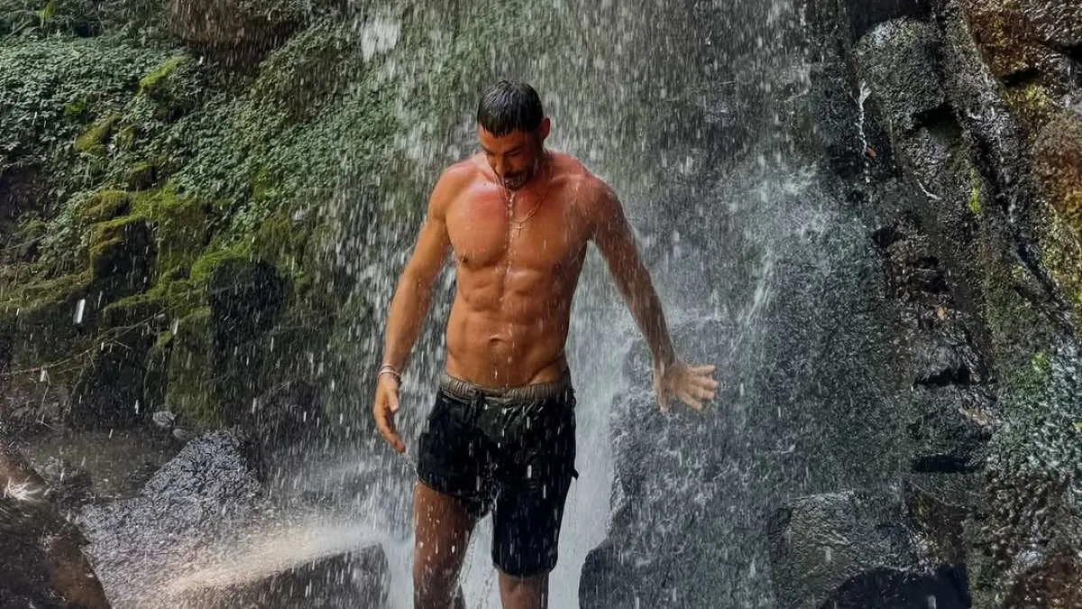 Cauã Reymond pede para estudante tirar foto dele em cachoeira de Foz do Iguaçu