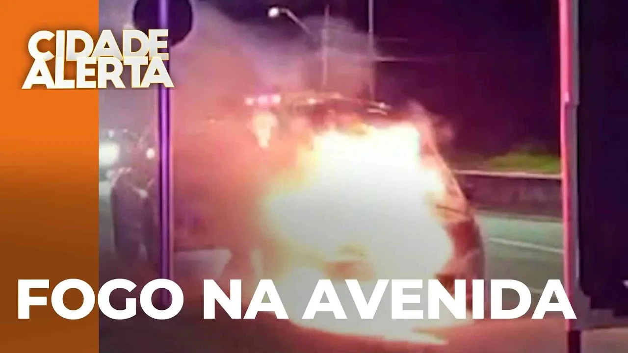 Carro pega fogo na Avenida das Torres; incêndio pode ter começado com pane elétrica
