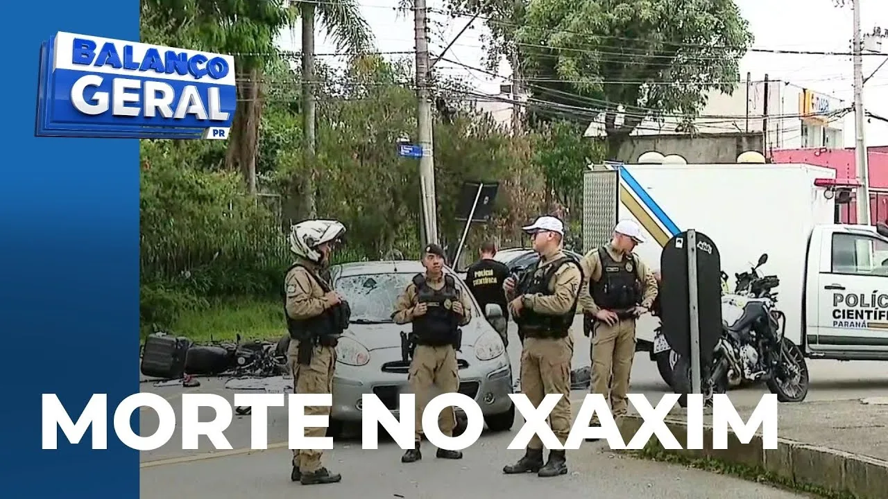 Corpo do motociclista, morto em acidente no Xaxim, é retirado do local; via segue fechada