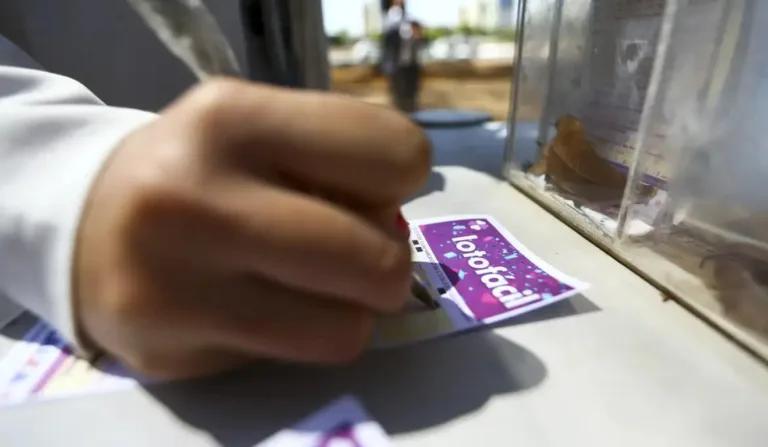 A Lotofácil, uma das modalidades de loteria da Caixa, oferece diversas opções de apostas e premiações para quem busca tentar a sorte (Foto: Marcelo Camargo / Agência Brasil)