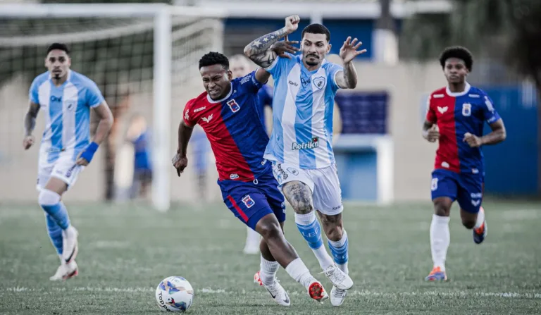 Atletas de Paraná e Londrina em disputa de bola