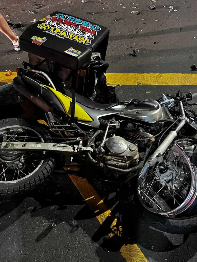 Um motociclista morreu após um grave acidente no bairro Campo Comprido, na noite de sábado (21). O jovem identificado como Henrique Jurandir da Silva, 26 anos, foi reanimado pelas equipes do Corpo de Bombeiros por mais de uma hora, mas morreu ao chegar ao hospital. Ele trabalhava como motoboy em uma pizzaria no bairro São Braz e voltava de uma entrega quando foi atingido de frente por um Peugeot 208 que realizou uma conversão pela contramão da rua. O acidente foi registrado por uma câmera de segurança, que captou toda a dinâmica da colisão