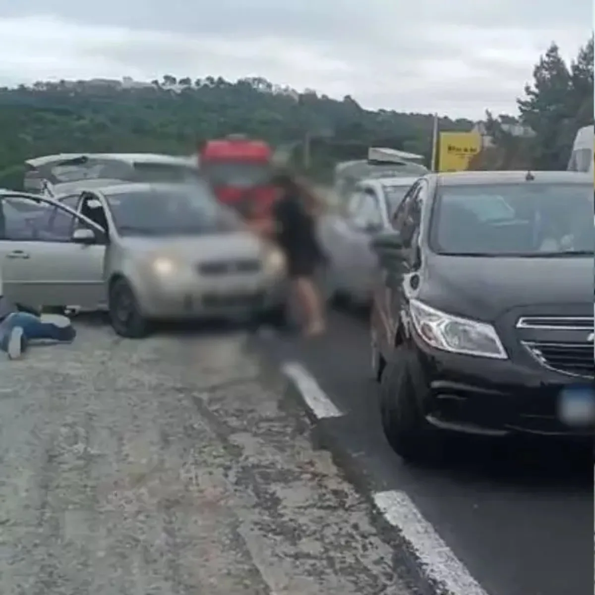 "Ia cortar os dois no machado", diz homem que destruiu carros no Paraná